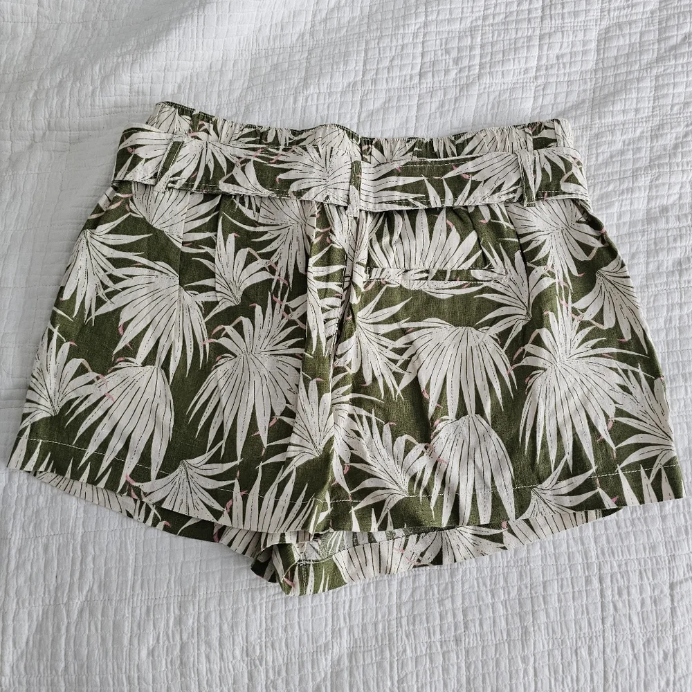 Tahari NWT Linen Palms High Rise Shorts L
